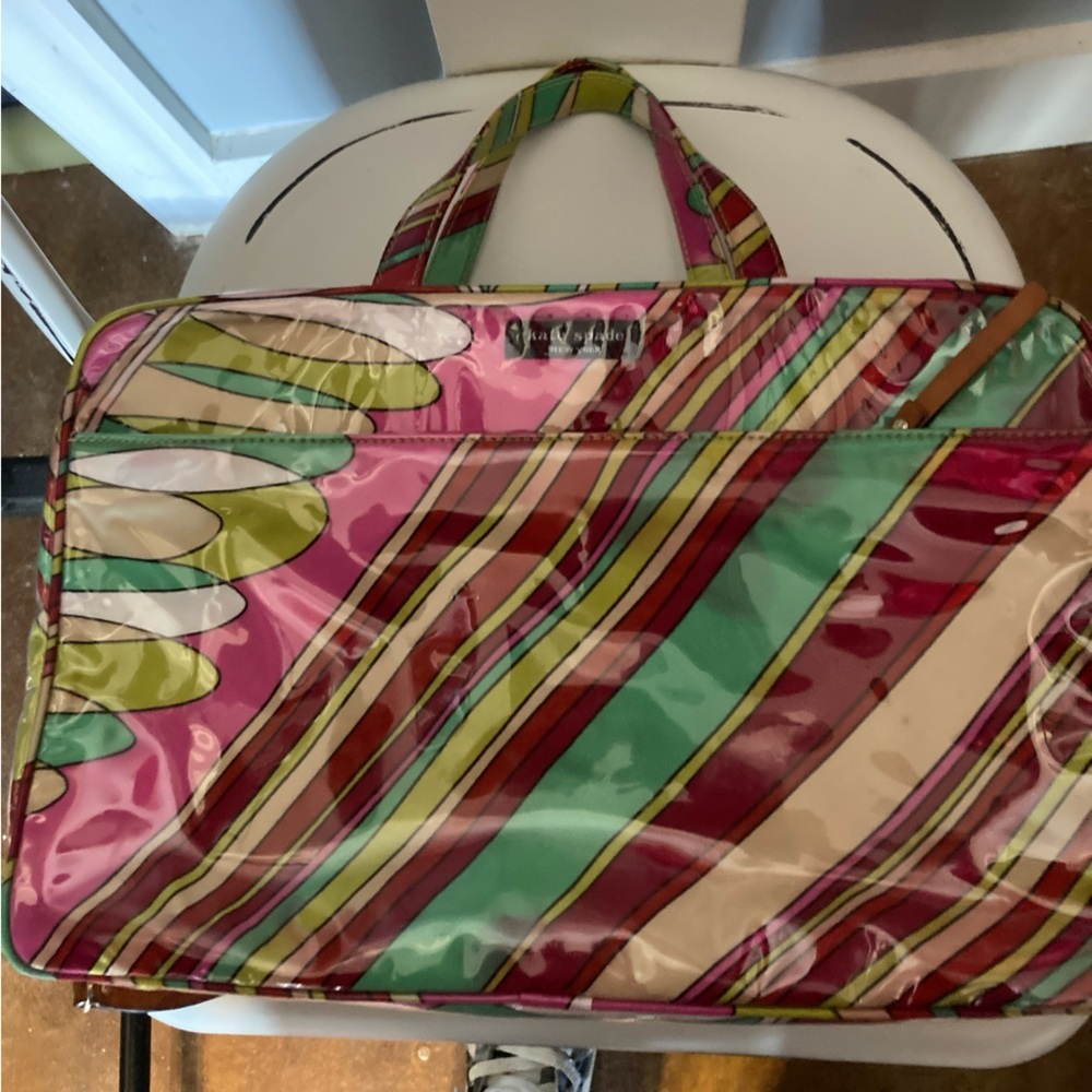 Kate Spade New York striped travel bag. EUC. Perfect for travel. Cute design